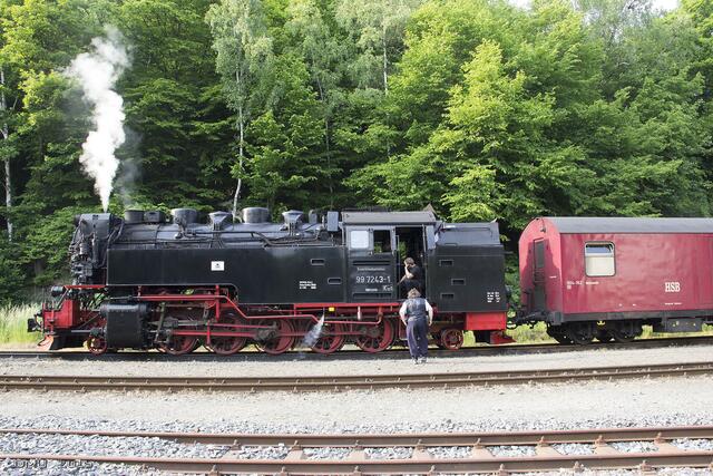 Lok 99 7243-1: BR 99.23-24, Achsfolge 1E1, Baujahr 1970 ("Neubaulok"), Dienstmasse 60.5 t, Leistung 700 PS, LüP 12500 mm
