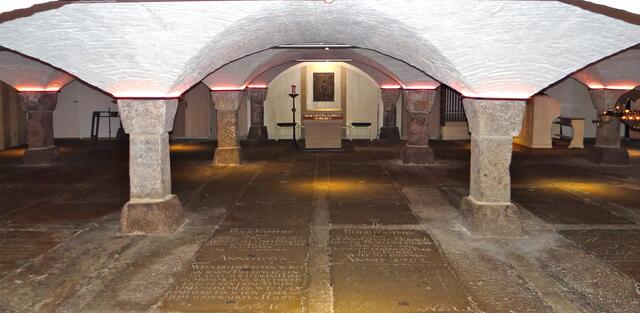Krypta von Sankt Michaelis mit zahlreichen Grabstätten