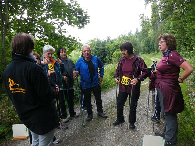 Streckenposten Marita Prelisauer und das starke Team aus Hürbel mit dem Forst- und Naturkundler Bernhard Allgaier