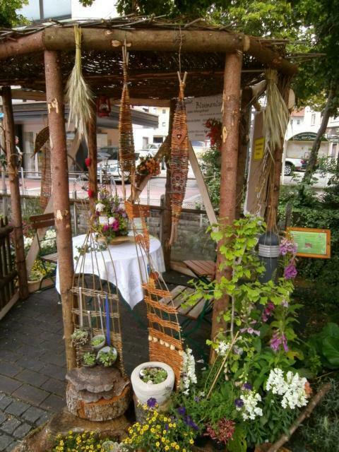 Blumenlust 2015 - Der Obst- und Gartenbauverein Dirlewang hat den zweiteiligen "Geheimnisvollen Hoigata" angelegt.