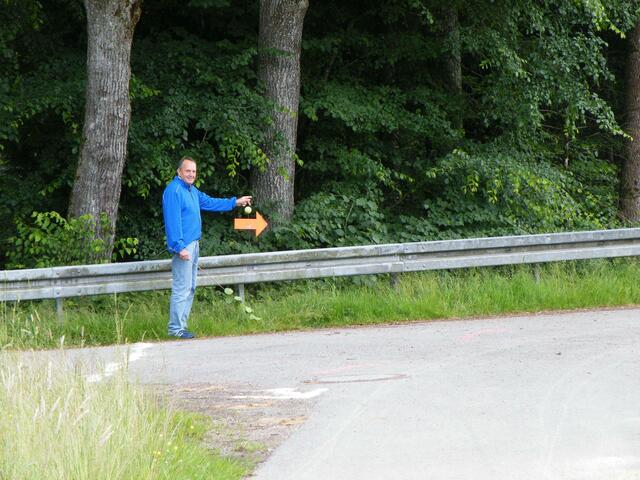 Streckenposten Gerd Klinge zeigt wo es dieses Jahr hingeht.