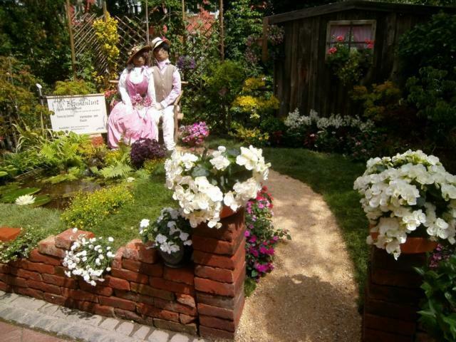 Blumenlust 2015 - Bis kurz vor Ausstellungseröffnung hat der Obst- und Gartenbauverein Bad Wörishofen seinem Motiv "Verliebte am Teich" den Feinschliff verliehen.