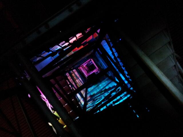Auch der Treppenaufgang leuchtet bunt