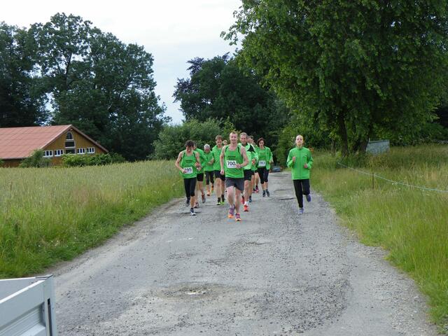 Trainingslauf zwischen Reithalle und Tennisplatz.
