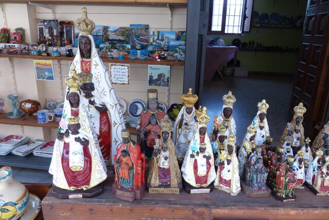 Souvenirläden bieten die schwarze Madonna in allen Größen an ......