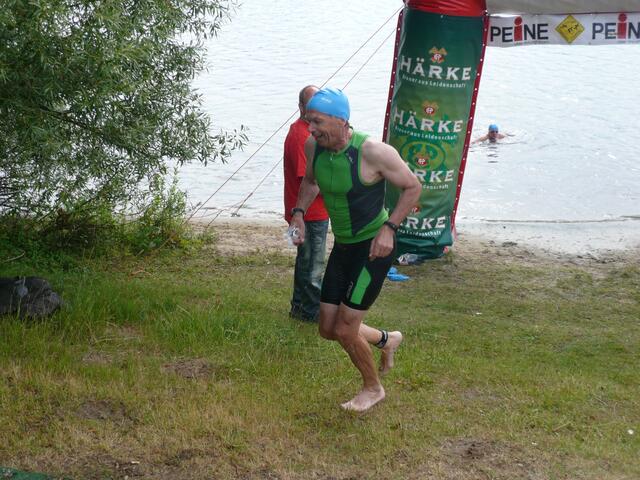 Klaus Möller, hier beim Schwimmausstieg, wird 2. in der AK M 65.