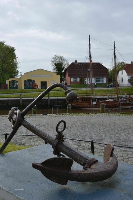 Am Hafen von Tönning: Im gelben Gebäude der Alten Fischereigenossenschaft ist ein Fischgeschäft zu finden (Foto: Katja Woidtke)