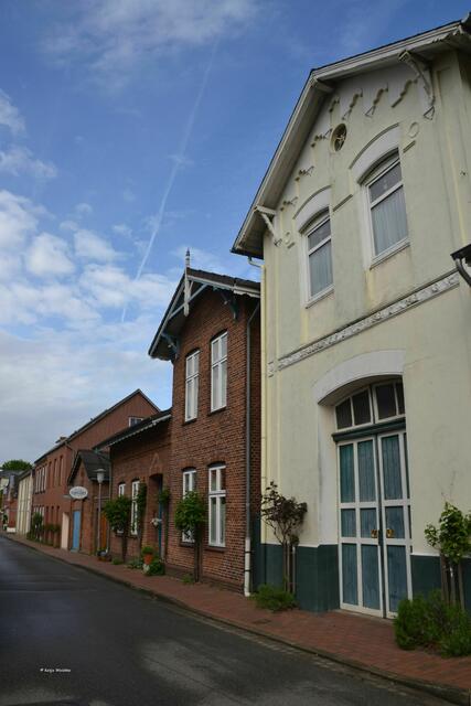 Tönninger Töpferei (links) in der Deichstraße Tönning (Foto: Katja Woidtke)