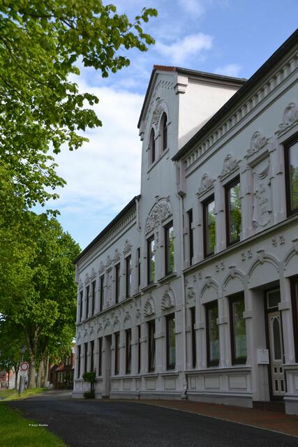 Ein "Schloss", das keines ist: Bei dem prunkvollen Gebäude handelt es sich um ein ehemaliges Lager- und heutiges Wohnhaus (Foto: Katja Woidtke)