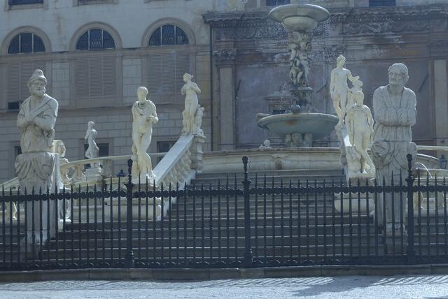 ... der "unkeusche" Brunnen