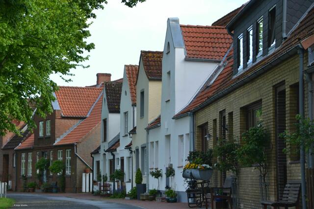 Häuserzeile am Torfhafen von Tönning (Foto: Katja Woidtke)