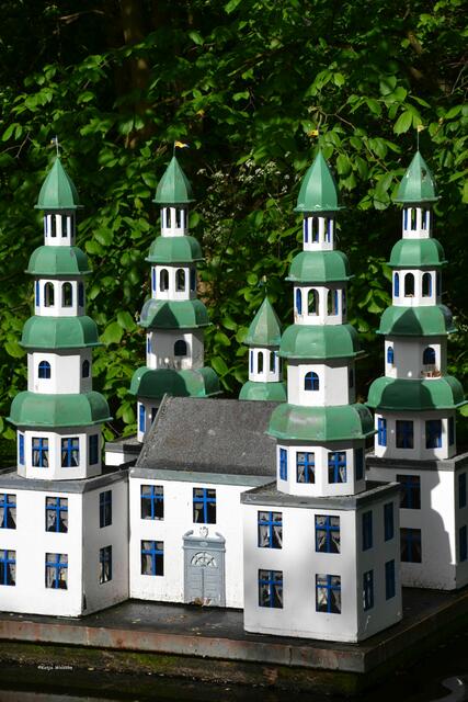Im Schlosspark von Tönning steht ein Nachbau des Schlosses (Foto: Katja Woidtke)