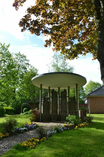 Reste des Tönninger Schlosses sind unter einer Überdachung bewahrt (Foto: Katja Woidtke)