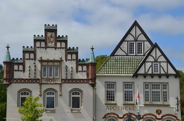 Wassenberg-Apotheke (rechts) am Markt in Tönning (Foto: Katja Woidtke)