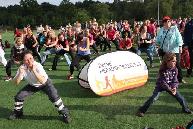 Zumba-Fitness-Party mit Claudia Thiele – Stadtwette und Sportabzeichen-Fest im Herrenwaldstadion (24.06.2015)