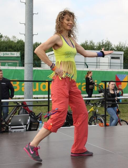 Zumba-Fitness-Party mit Claudia Thiele – Stadtwette und Sportabzeichen-Fest im Herrenwaldstadion (24.06.2015)