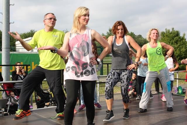 Zumba-Fitness-Party mit Claudia Thiele – Stadtwette und Sportabzeichen-Fest im Herrenwaldstadion (24.06.2015)