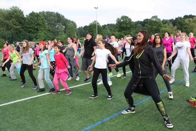 Zumba-Fitness-Party mit Claudia Thiele – Stadtwette und Sportabzeichen-Fest im Herrenwaldstadion (24.06.2015)