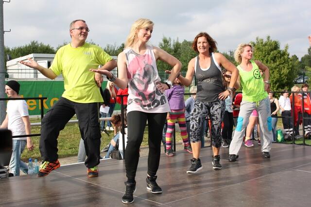 Zumba-Fitness-Party mit Claudia Thiele – Stadtwette und Sportabzeichen-Fest im Herrenwaldstadion (24.06.2015)