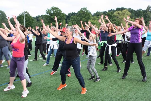 Zumba-Fitness-Party mit Claudia Thiele – Stadtwette und Sportabzeichen-Fest im Herrenwaldstadion (24.06.2015)