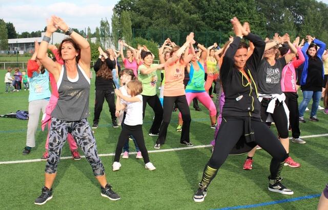 Zumba-Fitness-Party mit Claudia Thiele – Stadtwette und Sportabzeichen-Fest im Herrenwaldstadion (24.06.2015)