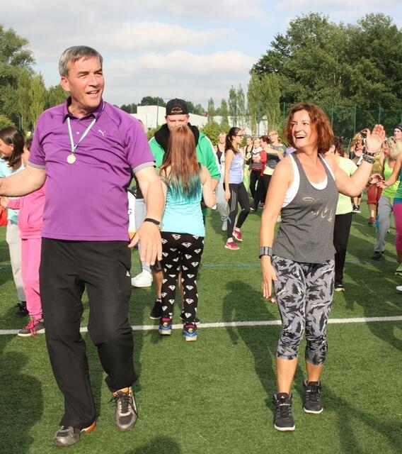Zumba-Fitness-Party mit Claudia Thiele – Stadtwette und Sportabzeichen-Fest im Herrenwaldstadion (24.06.2015)