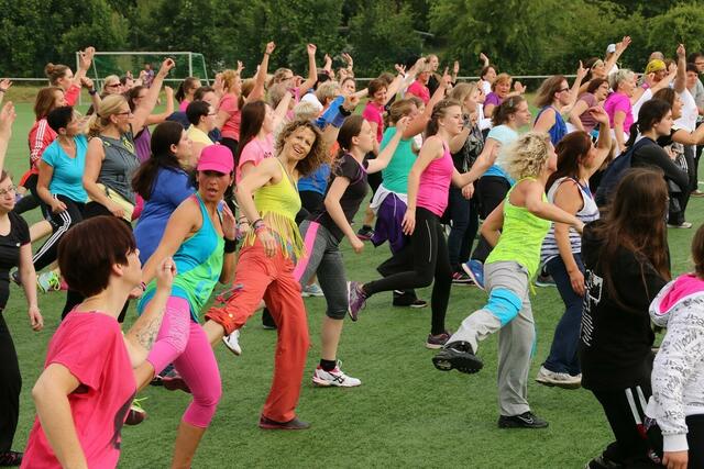 Zumba-Fitness-Party mit Claudia Thiele – Stadtwette und Sportabzeichen-Fest im Herrenwaldstadion (24.06.2015) | Foto: Sören-Helge Zaschke