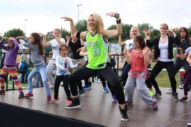 Zumba-Fitness-Party mit Claudia Thiele – Stadtwette und Sportabzeichen-Fest im Herrenwaldstadion (24.06.2015)