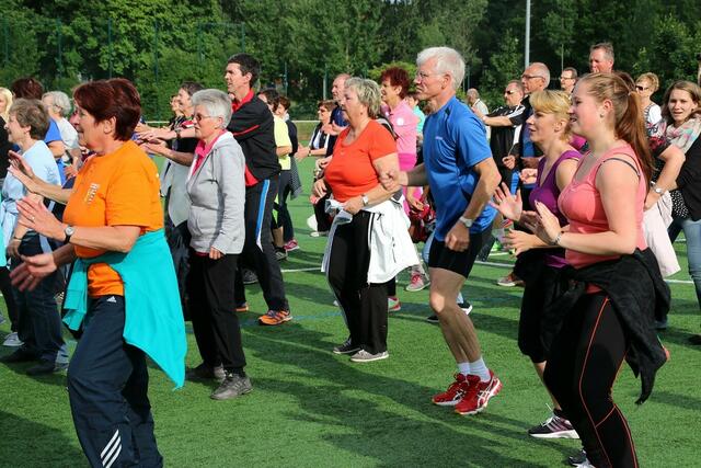 Zumba-Fitness-Party mit Claudia Thiele – Stadtwette und Sportabzeichen-Fest im Herrenwaldstadion (24.06.2015) | Foto: Sören-Helge Zaschke