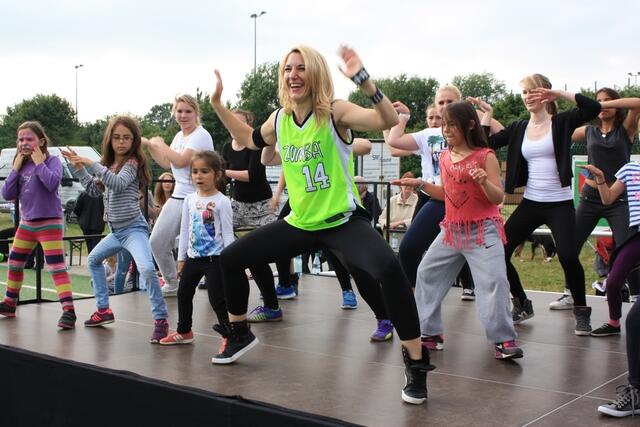 Zumba-Fitness-Party mit Claudia Thiele – Stadtwette und Sportabzeichen-Fest im Herrenwaldstadion (24.06.2015)