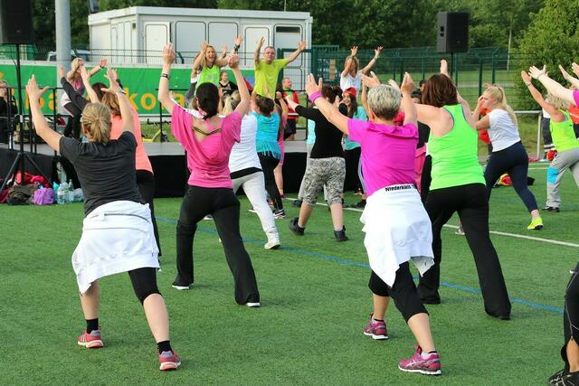 Zumba-Fitness-Party mit Claudia Thiele – Stadtwette und Sportabzeichen-Fest im Herrenwaldstadion (24.06.2015) | Foto: Sören-Helge Zaschke