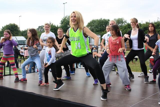 Zumba-Fitness-Party mit Claudia Thiele – Stadtwette und Sportabzeichen-Fest im Herrenwaldstadion (24.06.2015)