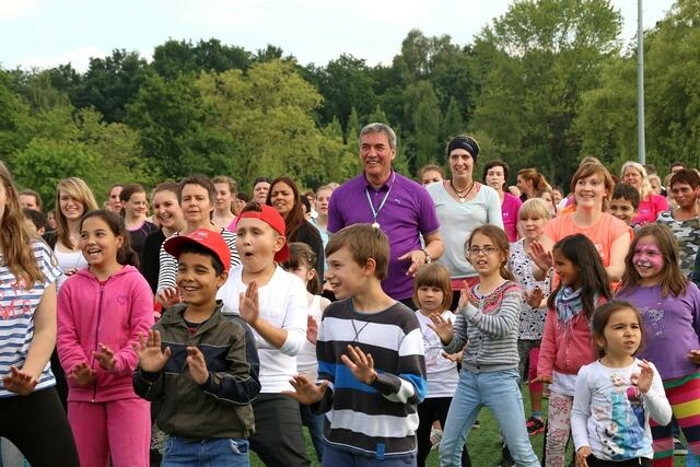 Zumba-Fitness-Party mit Claudia Thiele – Stadtwette und Sportabzeichen-Fest im Herrenwaldstadion (24.06.2015) | Foto: Sören-Helge Zaschke