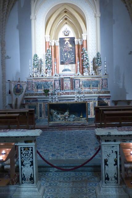 ein Seitenaltar ..