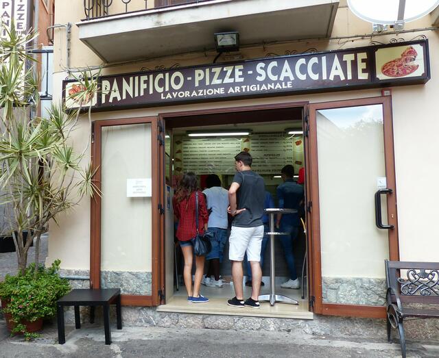 Ein besonders gutes und auch günstiges Pizzastück "auf die Hand" ließen wir uns hier auf Empfehlung unserer Reiseleiterin schmecken ....