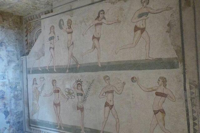 die berühmten Bikinimädchen .... (Bodenmosaik)