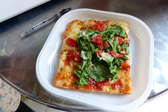 Mein Pizza mit Mozarella und Rukula ....- Guten Appetit