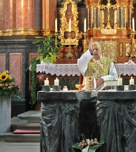 An seinem Geburtstag gedachte Pfarrer Ulrich Wittek auch seinem Namenspatron und so erklang nach der Kommunionfeier vielstimmig als Danlied "Zu dir schick` ich mein Gebet, das um deine Hilfe fleht, Heilger Bischof Ulrich...".