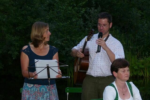 Aufforderung zum letzten gemeinsamen Lied .... und ein Danke an die fleißigen Mitsinger ....... "Wir kommen immer wieder gerne nach Rain ..... Auf Wiedersehen - bis zum nächsten Jahr ....