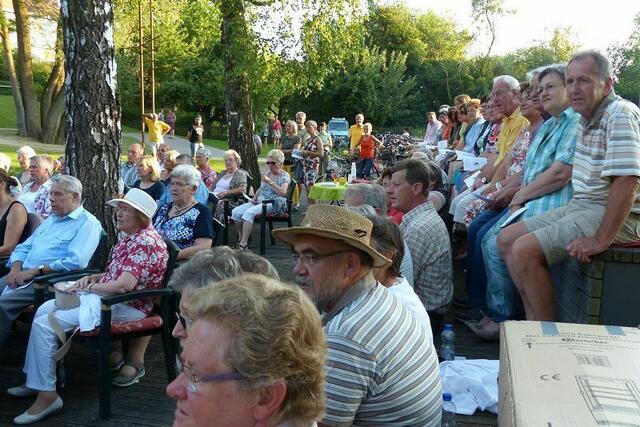 viele Besucher haben sich eingefunden ..... Alle Sitzgelegenheiten waren belegt ....