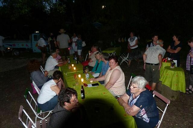 im bereits bekannten Zaubergarten wurde vom Freundeskreis noch zu einem Umtrunk eingeladen ...... ca 30 der Zuschauer nahmen die Einladung gerne an ....