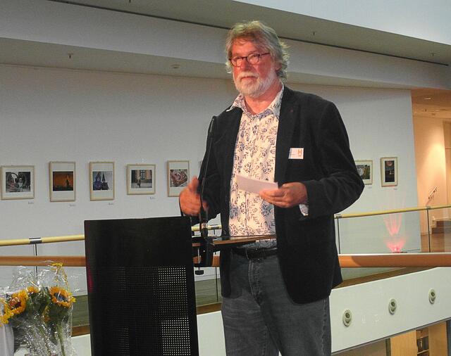 Prof. Rolf Nobel lobt die Qualität der eingereichten Amateuraufnahmen.