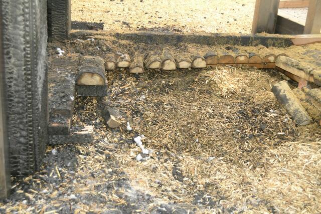 Holzstege mußten aufgesägt werden um Glutnester zu erreichen