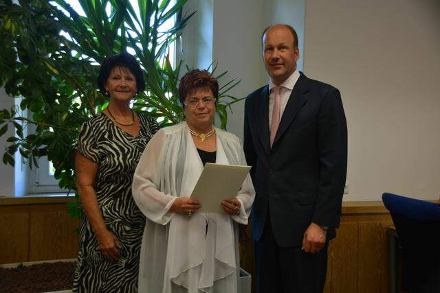 2. Bürgermeisterin Barbara Jaser, Königsbrunn, die Geehrte Ursula Stingl und Landrat Martin Sailer.