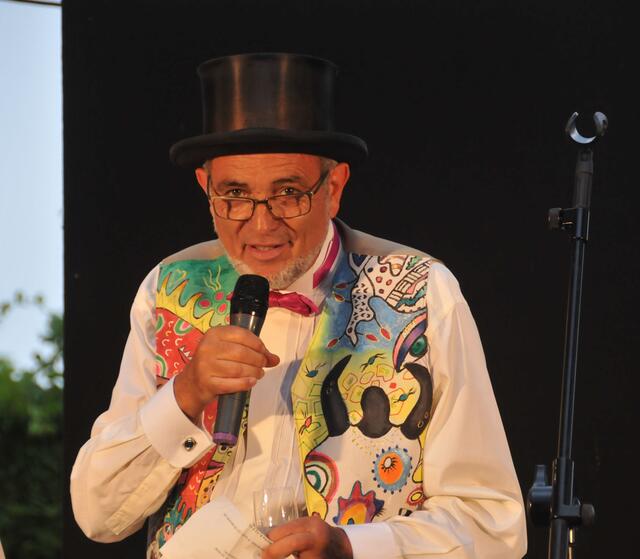 Harld Böhlmann eröffnet das Fest, hofft, dass der Regen bald vorbei ist.