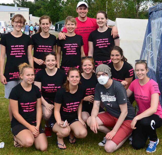 Die Handballfrauen des TV Bitburg gingen mit ihrer lebensgefährlich erkrankten Torfrau Julia durch Dick und Dünn