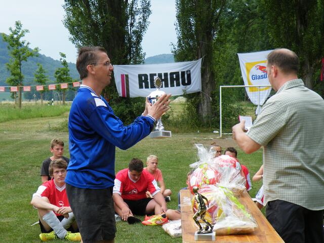 59. Bernd Harbart nimmt den Siegespokal fürs Unterdorf-Team entgegen.
