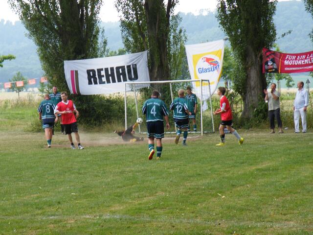 36. Oberdorf-Torwart Werner Wessling am Boden - der Ball geht rein - Tor fürs Unterdorf.