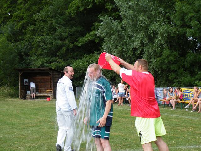53. Ein Neubürger wird mit Wasser aus dem Ohebach getauft.