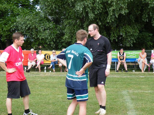 50. Die beiden besten Torjäger im Spiel; Alex Rieche (rot) und Sören Jordine (grün) treten zum Stechen an.
